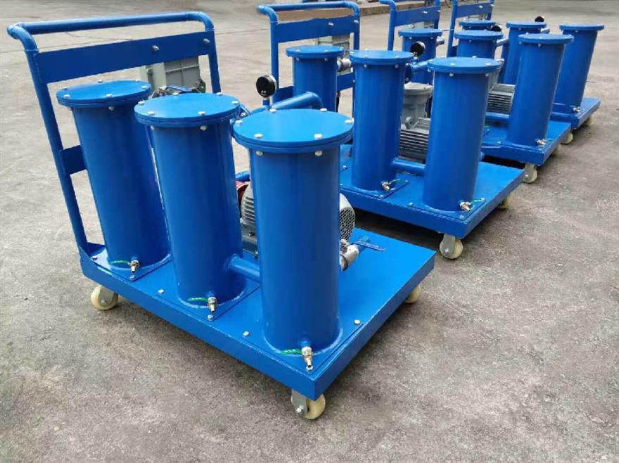 3.jpg 新疆油處理廠4臺(tái)精密濾油機(jī)交貨現(xiàn)場